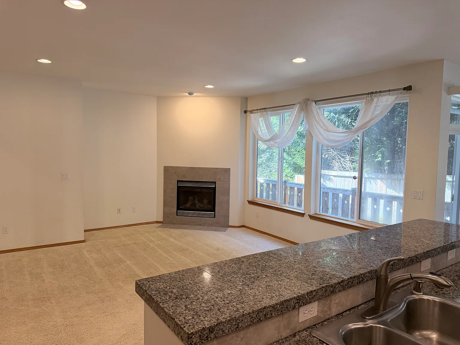 4 bed, 2.5 bath, 3130 sqft, $4,000 — Photo 4