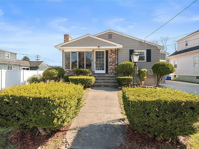 8 Ashby St — Photo 32