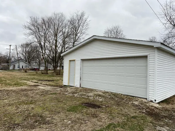 204 S 1st St, Fisher, IL 61843