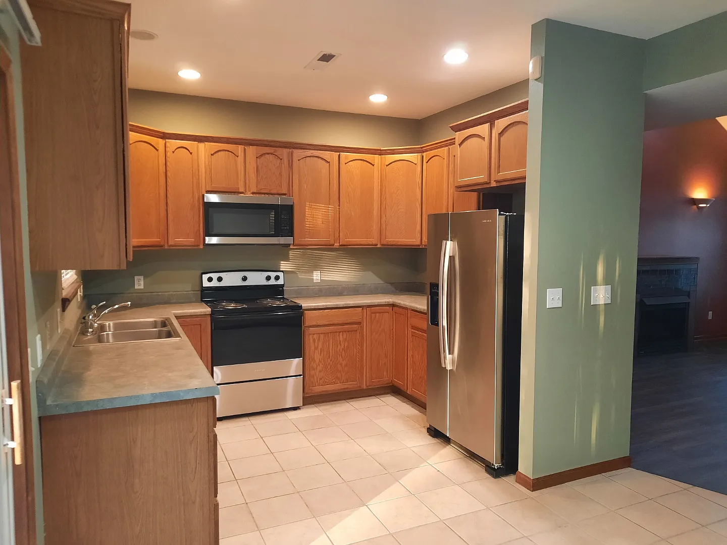 3 bed, 2.5 bath, 1350 sqft, $1,500 — Photo 3