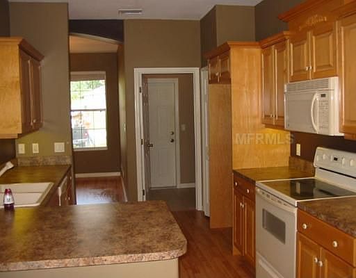 4th image of 1061 Vicksburg St