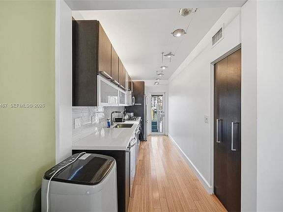 4th image of 7207 Bay Dr #21