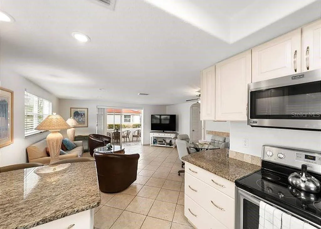 2 bed, 2.0 bath, 1064 sqft, $8,970 — Photo 2