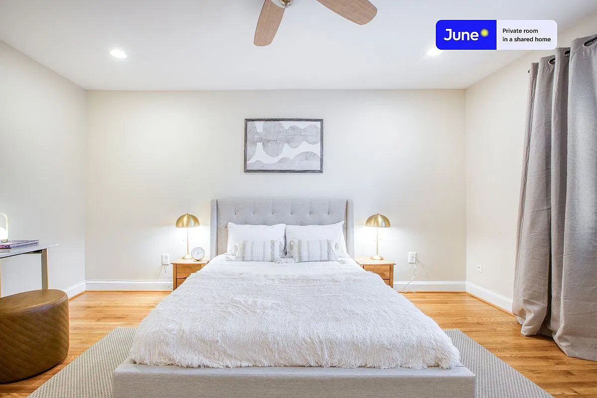 Queen bedroom in 3 bed/2 bath home in Capitol Hill #271 A — Photo 2