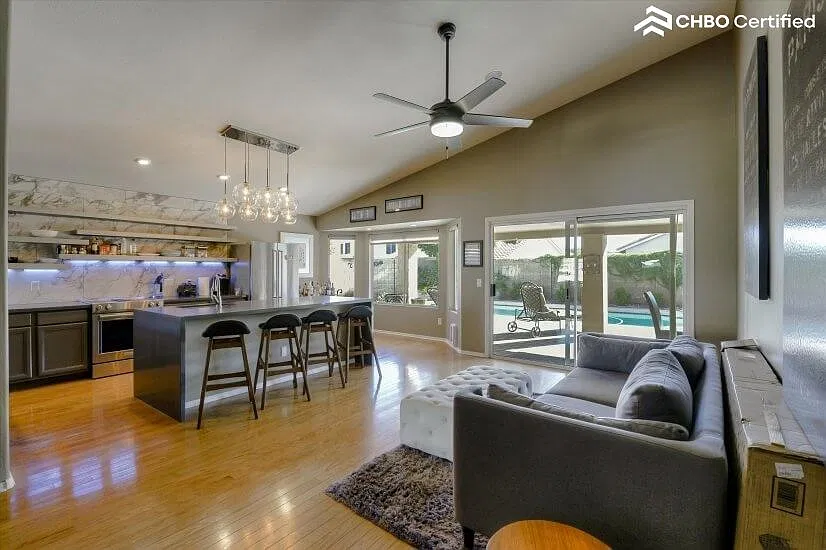 Furnished Glendale Home Office and Pool — Photo 1