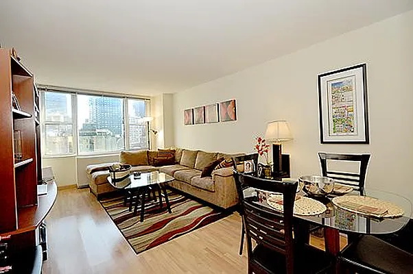 Sold by NextStopNY | media 24