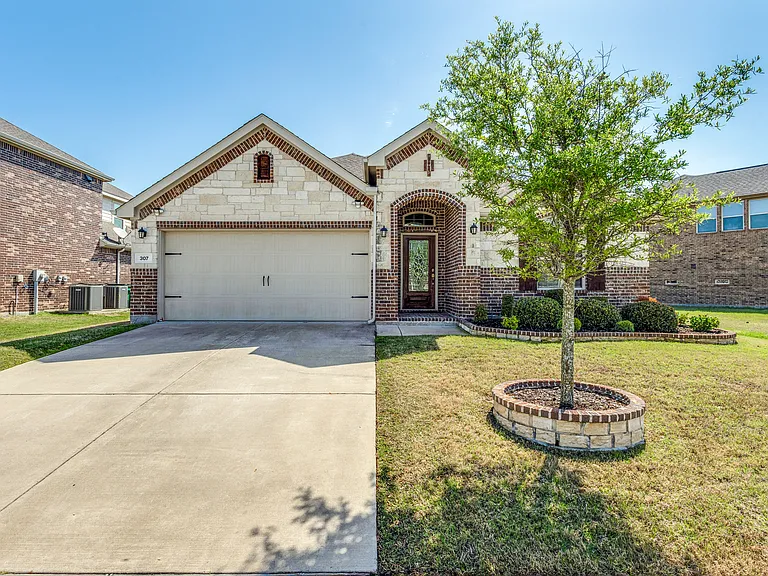 307 Eden Dr — Photo 1