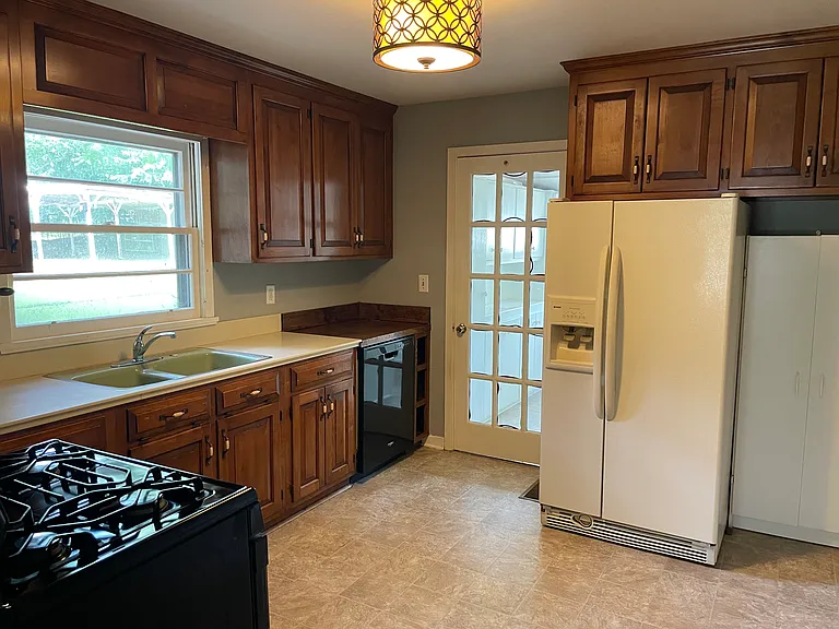 135 Edwards Cir — Photo 8