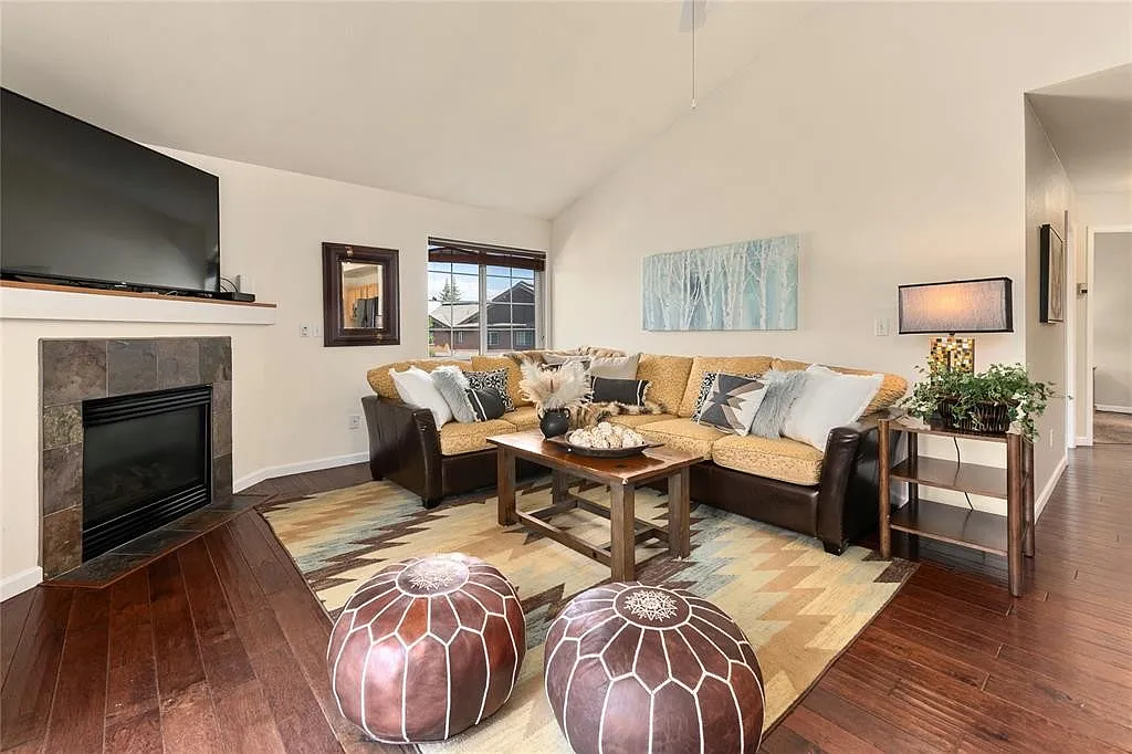2 bed, 1032 sqft, $3,300 — Photo 2