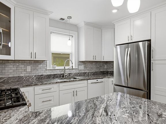5th image of 28 Beecher Pl #B