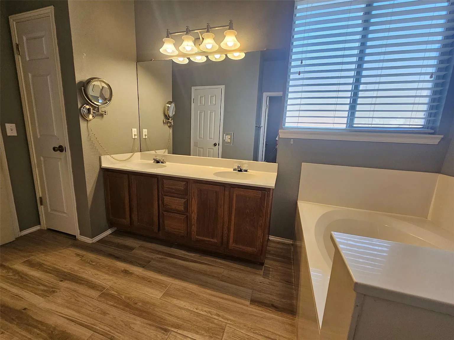 3 bed, 2.0 bath, 1644 sqft, $2,300 — Photo 4