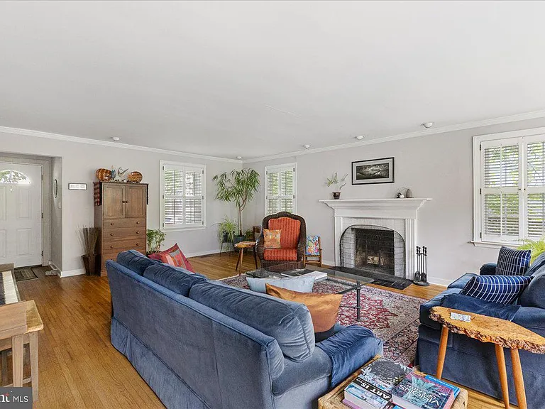37 Southern Way — Photo 3