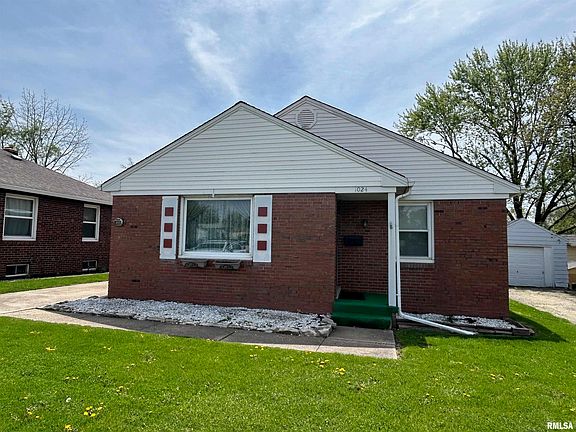 3rd image of 1024 E War Memorial Dr