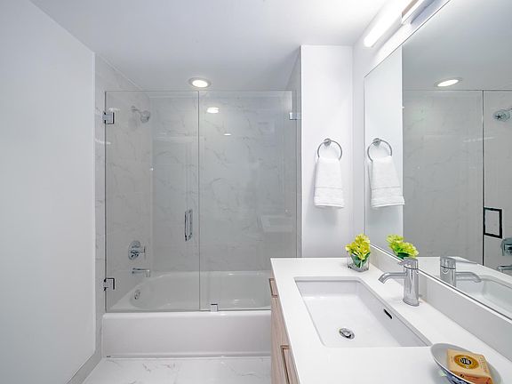 3rd image of 16385 Biscayne Blvd Unit 1915