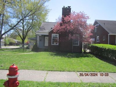 20522 Lochmoor St, Harper Woods, MI, 48225