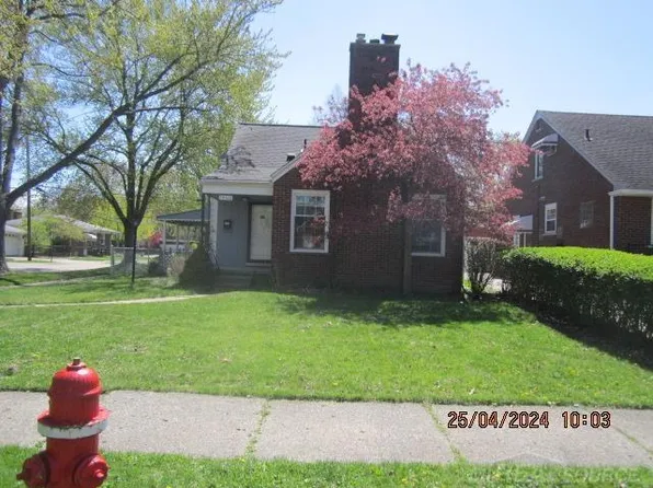 20522 Lochmoor St, Harper Woods, MI 48225