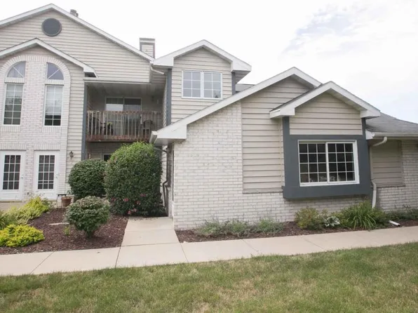 W240N2566 E Parkway Meadow Cir, Pewaukee, WI 53072
