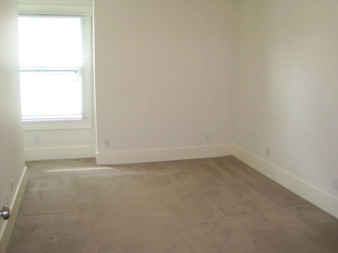 ** Walk to UW (3 minutes), near Light Rail and everything you need!, Large Main Floor Room, Priva... — Photo 2