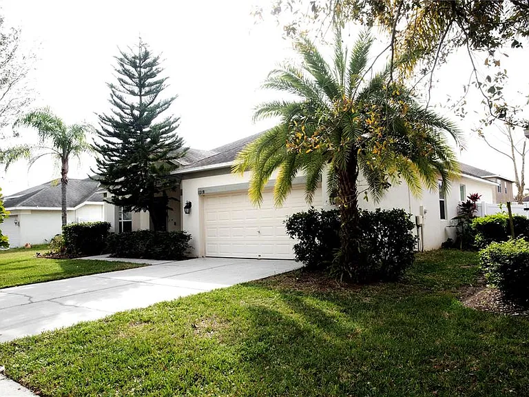 1319 Rowantree Dr — Photo 3