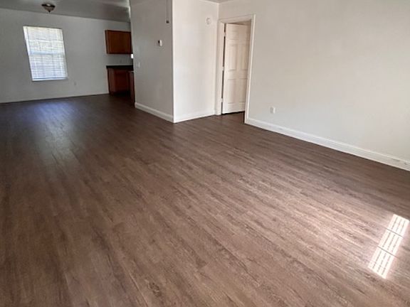 3rd image of 608 Tower Ln