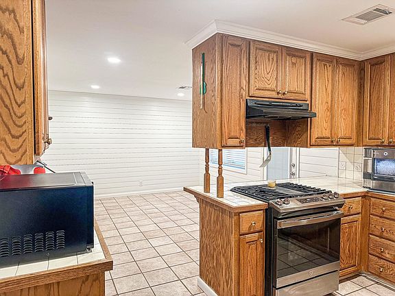 5th image of 3028 Lakeshore Dr