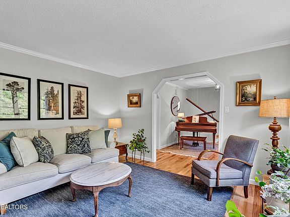 5th image of 1318 Farrington Dr