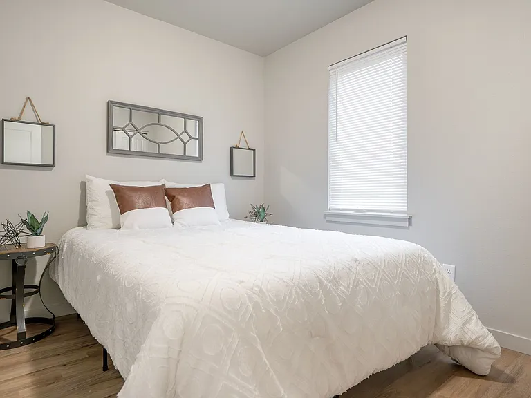 555 N. River Rd. — Photo 31