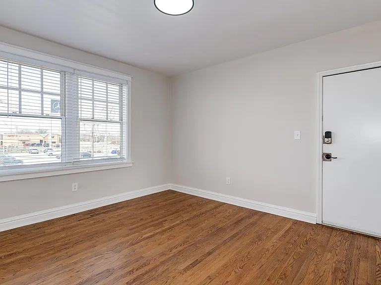 Oakview Apartments — Photo 4