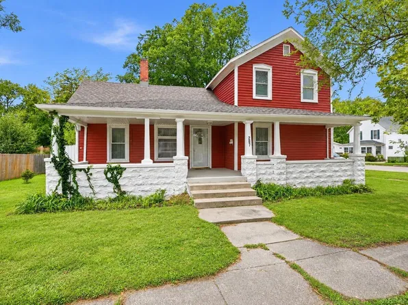207 Cherry St, Three Oaks, MI 49128
