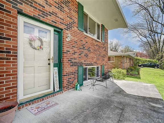 4th image of 390 Greenport Dr