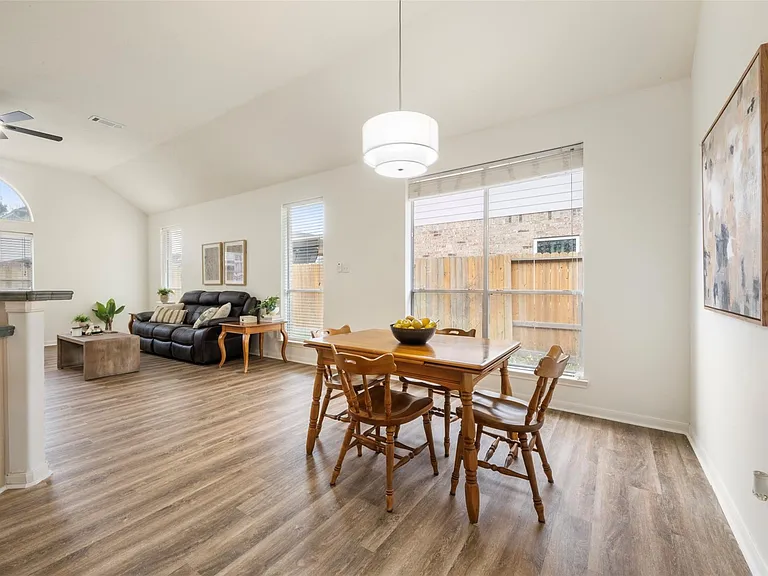 9211 Memorial Hills Dr — Photo 18