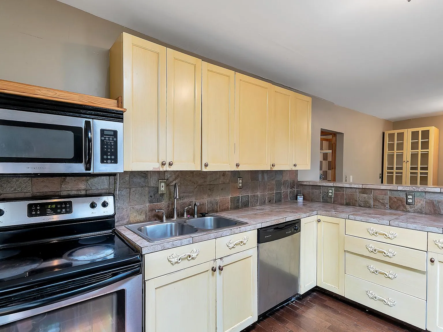 2 bed, 1100 sqft, $1,710 — Photo 2