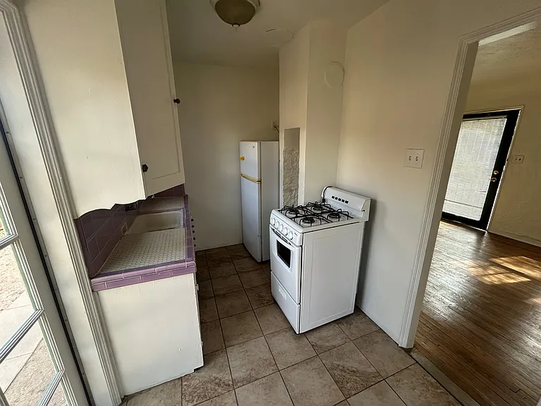 1128 N Tyndall Ave #6 — Photo 5