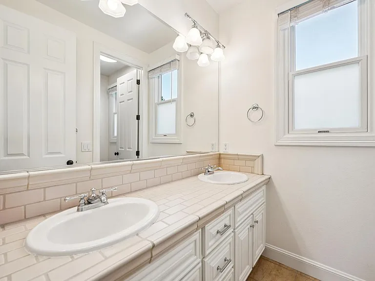 909 Ramona St — Photo 16