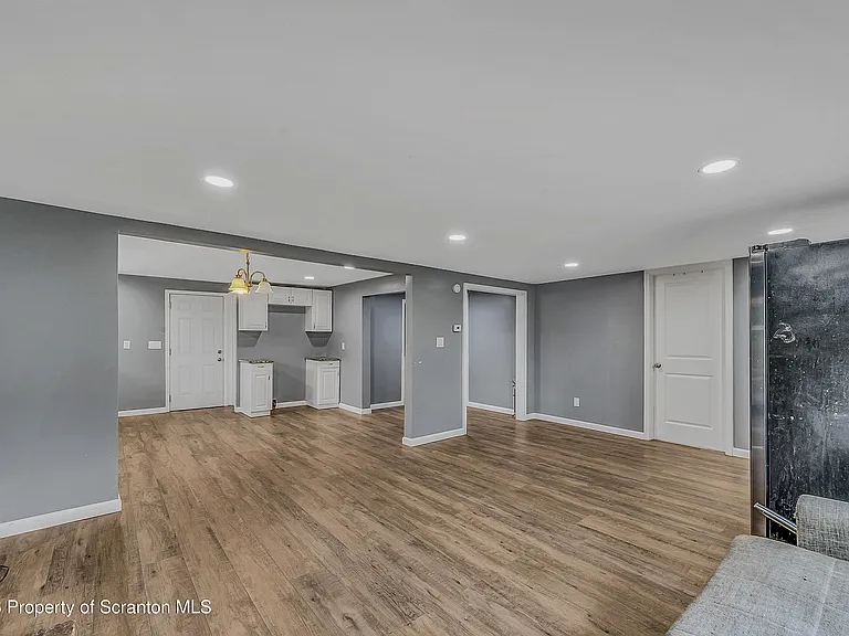 664 Laurel Dr #FRONT — Photo 11