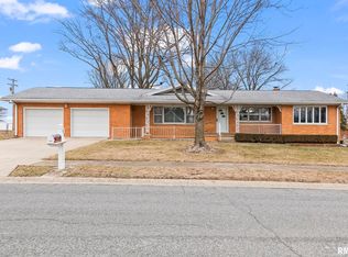 13 Knollwood Dr, Sherman, IL 62684