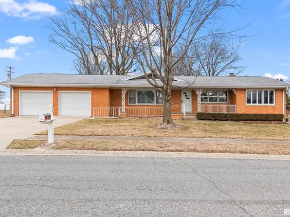 13 Knollwood Dr, Sherman, IL 62684