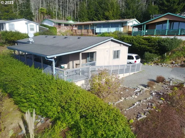 98041 Hall Way #37, Brookings, OR 97415