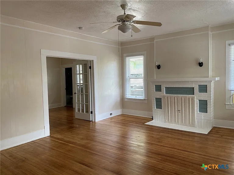 420 W San Antonio St #A — Photo 2