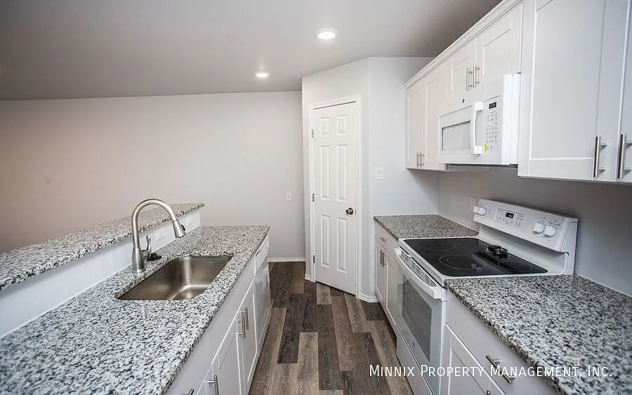 3 bedroom/ 2bath | 5607 Kemper St. #B — Photo 4
