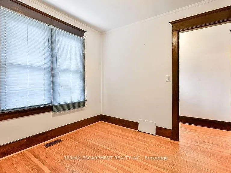 311 Queen St S — Photo 20