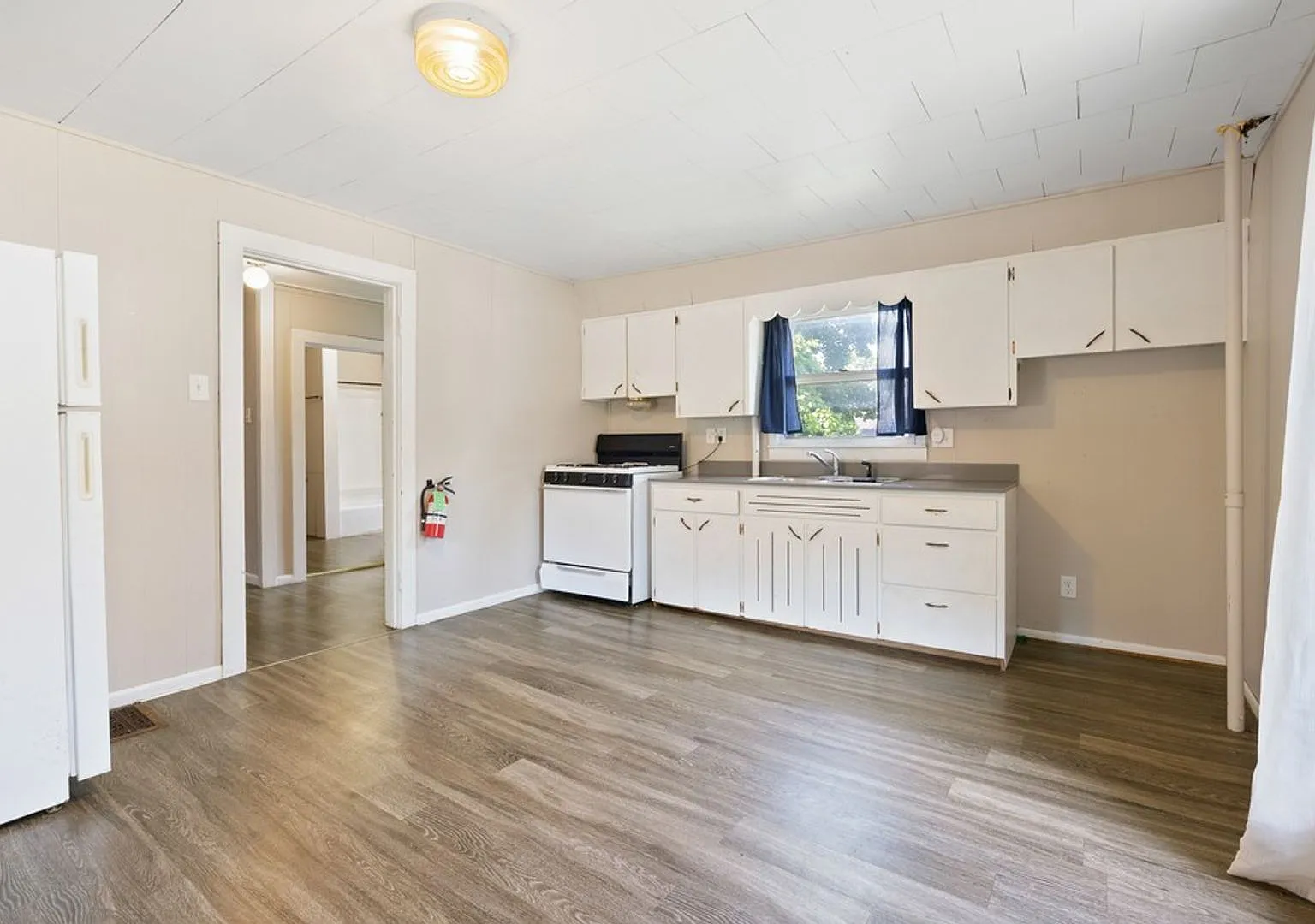 1012 Clay St - Cedar Falls — Photo 3