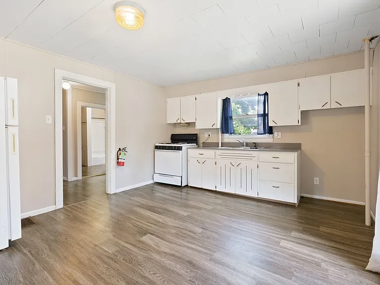 1012 Clay St — Photo 4