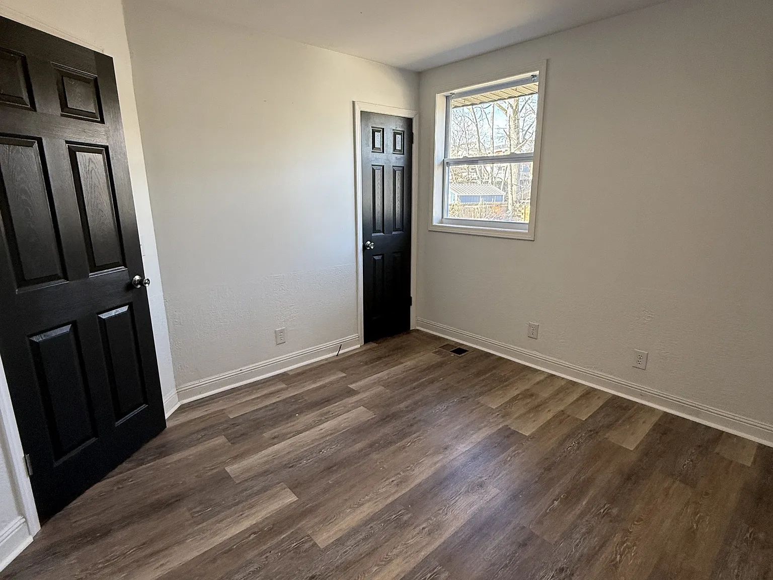 561 Singer Drive - B — Photo 3