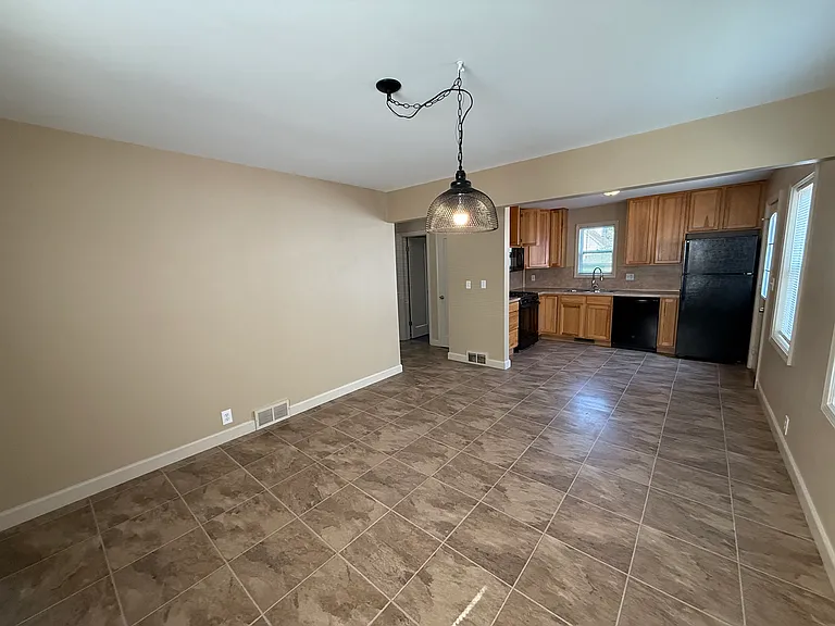 2119 Riverside Dr NE — Photo 3