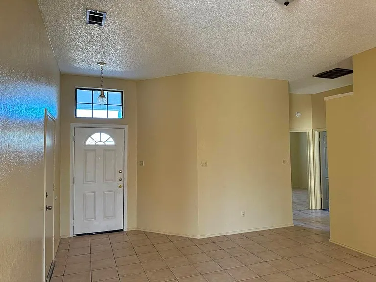 2404 Bluebonnet Dr — Photo 7