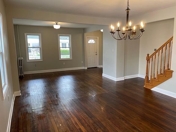 3rd image of 72 Watkins St