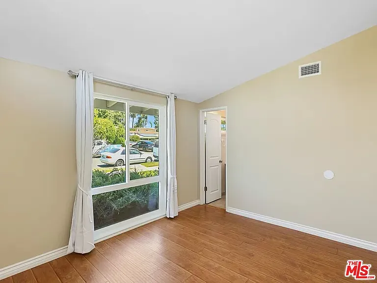 526 N Emerald Dr — Photo 10