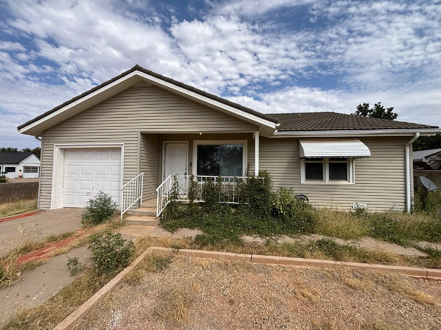 3 bed, 1.0 bath, 1430 sqft, $1,400 — Photo 1