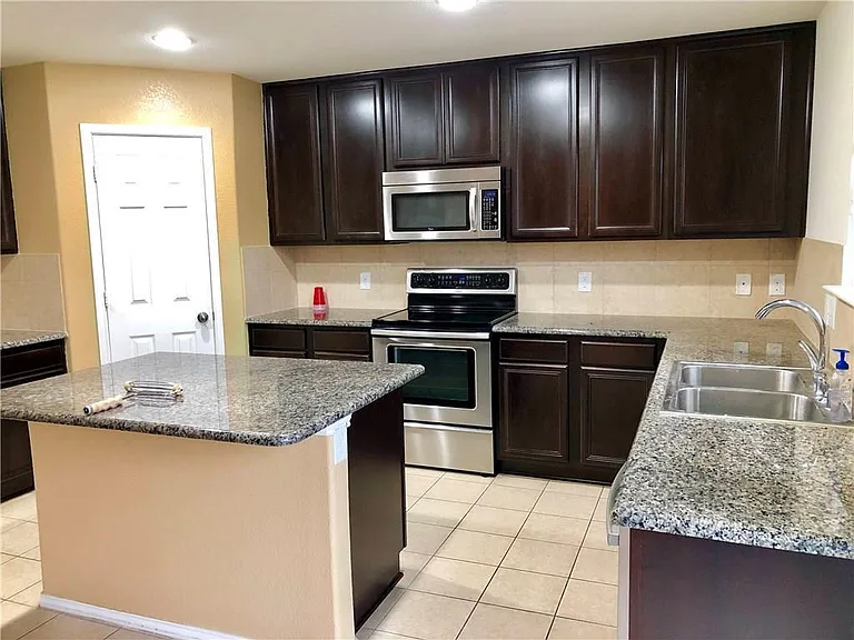 5716 Sapphire Pool Trl — Photo 9